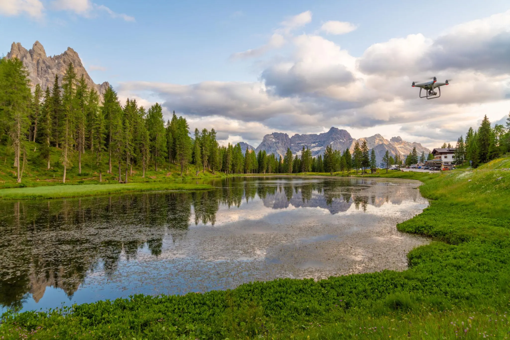 Un drone sorvola un lago (immagine generata con l'intelligenza artificiale)