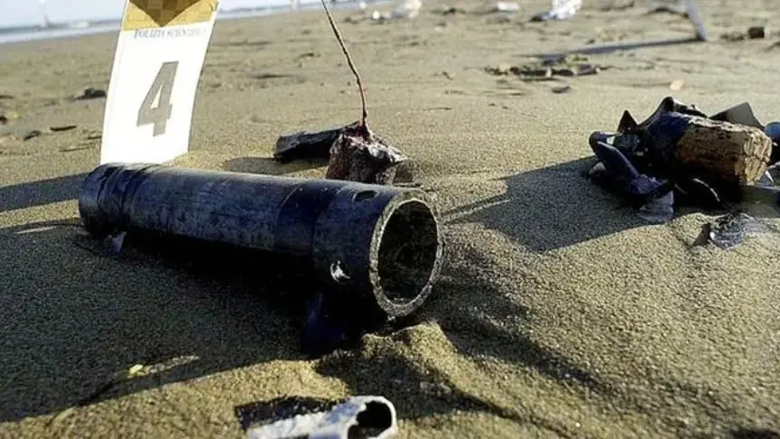 Il 4 agosto 1996 sulla spiaggia di Lignano (Udine), lo scoppio di un tubo-bomba ferisce gravemente un villeggiante, Roberto Curcio, 33 anni, di Domodossola