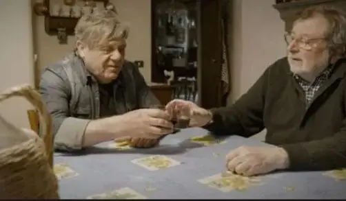 Beppe Carletti insieme a Francesco Guccini durante una partita a carte