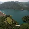 Una foto dall’alto del grande bacino artificiale Gazivoda, costruitone gli anni ’70
