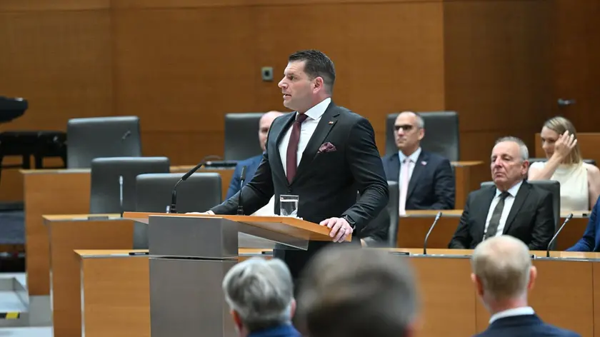 Zoran Stevanović (foto da Fb) nell’aula del Parlamento sloveno
