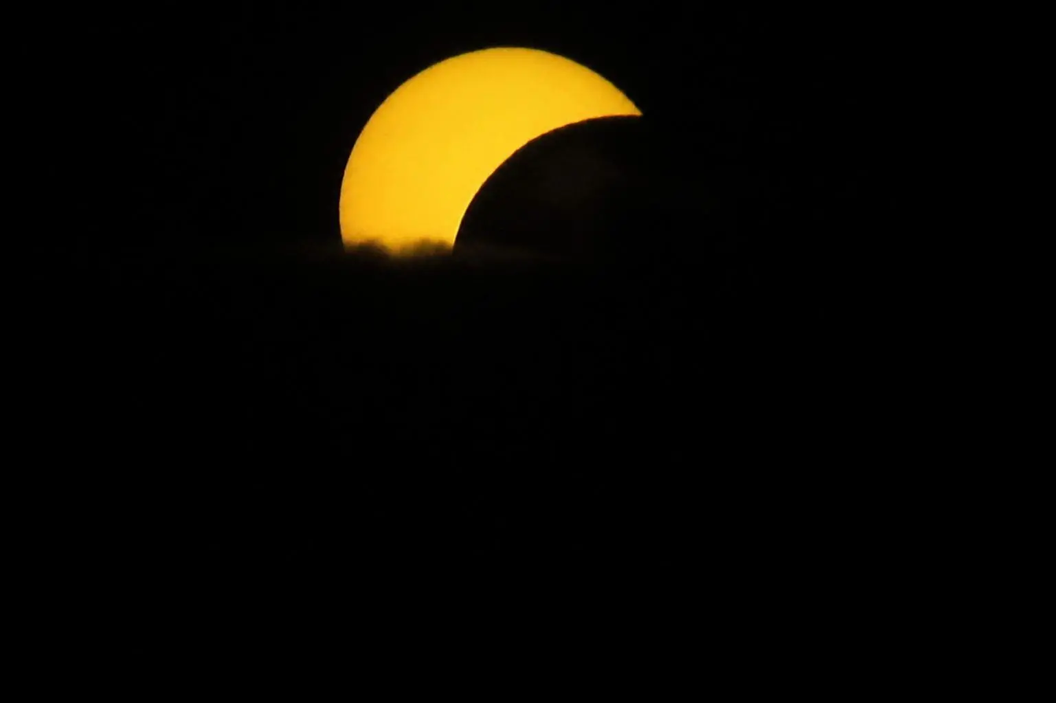 Tra occhialini ad hoc e metodi decisamente più creativi, sono tantissime le persone che stasera - 12 agosto - si sono radunate in tutto il Nord Est per vedere l'eclissi di sole. Le foto sono di Lasorte, Bruni, Petrussi e Tibaldi.