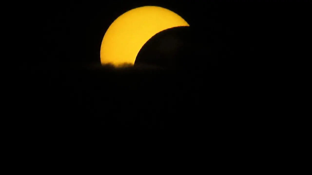 Tra occhialini ad hoc e metodi decisamente più creativi, sono tantissime le persone che stasera - 12 agosto - si sono radunate in tutto il Nord Est per vedere l'eclissi di sole. Le foto sono di Lasorte, Bruni, Petrussi e Tibaldi.