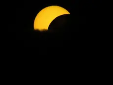 Tra occhialini ad hoc e metodi decisamente più creativi, sono tantissime le persone che stasera - 12 agosto - si sono radunate in tutto il Nord Est per vedere l'eclissi di sole. Le foto sono di Lasorte, Bruni, Petrussi e Tibaldi.