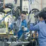 Donne al lavoro in fabbrica.