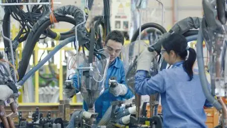 Donne al lavoro in fabbrica.