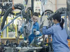 Donne al lavoro in fabbrica.