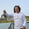 Lo chef Tino Vettorello mostra uno dei granchi blu