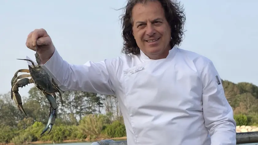 Lo chef Tino Vettorello mostra uno dei granchi blu
