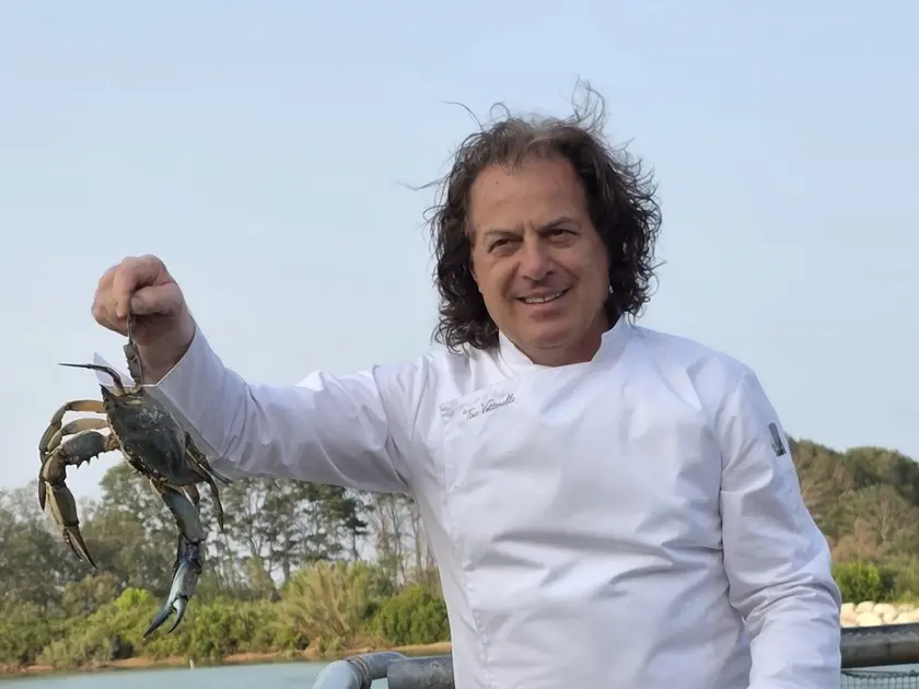 Lo chef Tino Vettorello mostra uno dei granchi blu