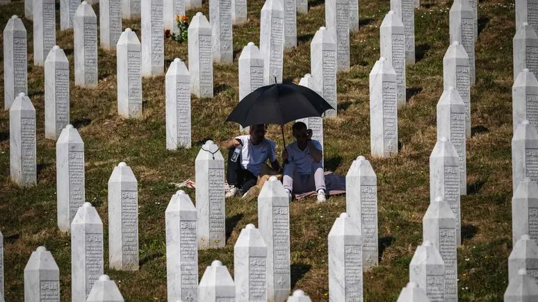Al Memoriale di Srebrenica, sotto il sole cocente