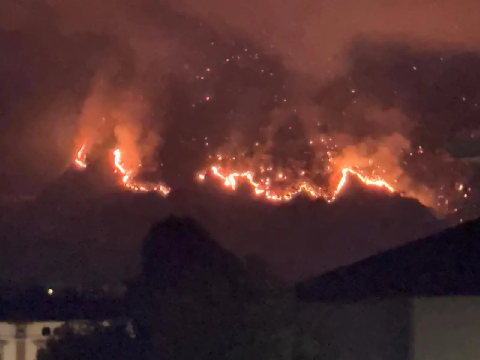 Il fuoco nella notte, il fumo di giorno. L’Amariana e l’Amarianute continuano a bruciare mentre Vigili del fuoco, Protezione civile, volontari e mezzi aerei lavorano senza sosta per contenere gli incendi. Le immagini che ci stanno arrivando in redazione, sono centinaia quelle dei lettori, raccontano ore difficili per la Carnia: boschi in fiamme, versanti coperti dal fumo e lo sguardo di chi, da valle, continua a seguire l’avanzata del fuoco.
