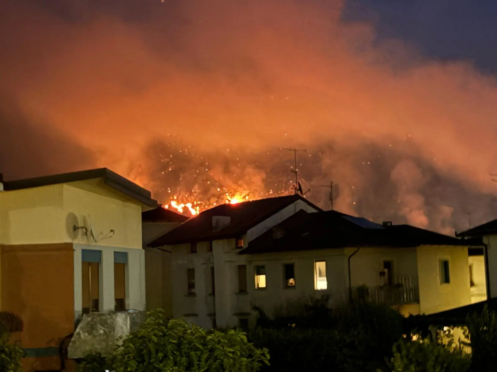 Il fuoco nella notte, il fumo di giorno. L’Amariana e l’Amarianute continuano a bruciare mentre Vigili del fuoco, Protezione civile, volontari e mezzi aerei lavorano senza sosta per contenere gli incendi. Le immagini che ci stanno arrivando in redazione, sono centinaia quelle dei lettori, raccontano ore difficili per la Carnia: boschi in fiamme, versanti coperti dal fumo e lo sguardo di chi, da valle, continua a seguire l’avanzata del fuoco.