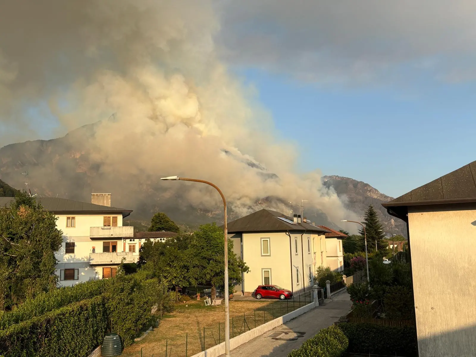 Il fuoco nella notte, il fumo di giorno. L’Amariana e l’Amarianute continuano a bruciare mentre Vigili del fuoco, Protezione civile, volontari e mezzi aerei lavorano senza sosta per contenere gli incendi. Le immagini che ci stanno arrivando in redazione, sono centinaia quelle dei lettori, raccontano ore difficili per la Carnia: boschi in fiamme, versanti coperti dal fumo e lo sguardo di chi, da valle, continua a seguire l’avanzata del fuoco.