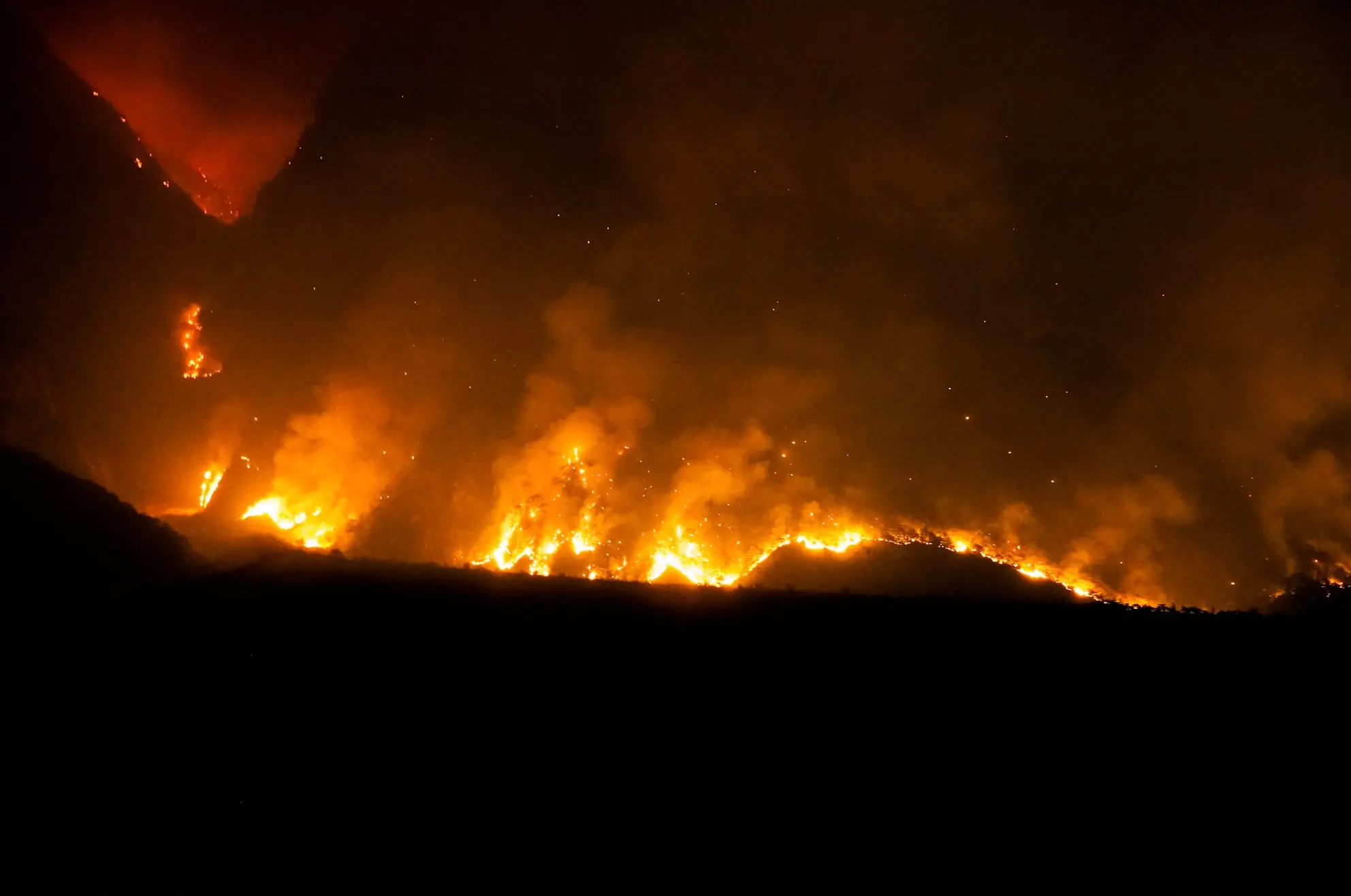 Il fuoco nella notte, il fumo di giorno. L’Amariana e l’Amarianute continuano a bruciare mentre Vigili del fuoco, Protezione civile, volontari e mezzi aerei lavorano senza sosta per contenere gli incendi. Le immagini che ci stanno arrivando in redazione, sono centinaia quelle dei lettori, raccontano ore difficili per la Carnia: boschi in fiamme, versanti coperti dal fumo e lo sguardo di chi, da valle, continua a seguire l’avanzata del fuoco.