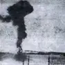 La colonna di fumo che si alza dalla spiaggia di Vergarolla al momento della strage