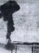 La colonna di fumo che si alza dalla spiaggia di Vergarolla al momento della strage