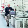 Greg Nicoloso, amministratore delegato di Asem, con un pc industriale in produzione