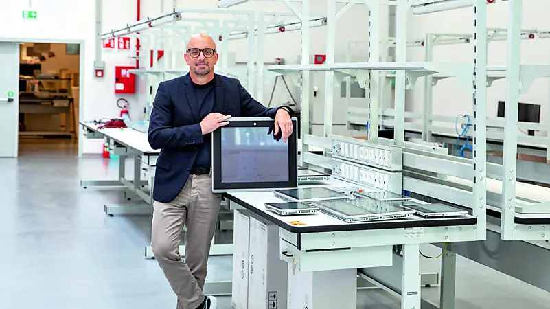 Greg Nicoloso, amministratore delegato di Asem, con un pc industriale in produzione
