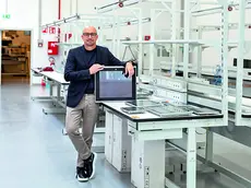 Greg Nicoloso, amministratore delegato di Asem, con un pc industriale in produzione