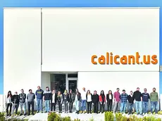 La squadra di Calicantus davanti alla sede dell’azienda