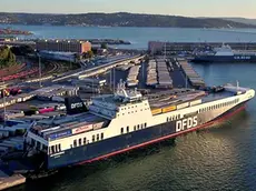 Un traghetto Dfds ormeggiato a Trieste alla banchina Samer Seaports & terminals di Riva Traiana