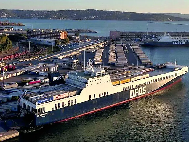 Un traghetto Dfds ormeggiato a Trieste alla banchina Samer Seaports & terminals di Riva Traiana