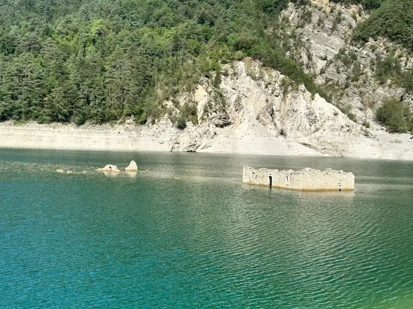 Il Lago di Redona (Tramonti di Sotto) con le vecchie abitazioni che riemergono