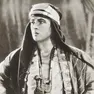 Rodolfo Valentino, al secolo Rodolfo Guglielmi di Valentina d’Antonguolla, in una foto scattata nel 1935