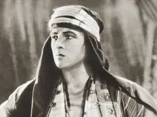Rodolfo Valentino, al secolo Rodolfo Guglielmi di Valentina d’Antonguolla, in una foto scattata nel 1935