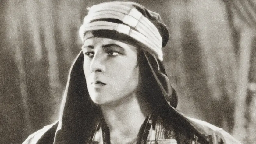 Rodolfo Valentino, al secolo Rodolfo Guglielmi di Valentina d’Antonguolla, in una foto scattata nel 1925