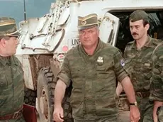 L'ex generale serbo Ratko Mladic ripreso durante i giorni del massacro di Srebrenica