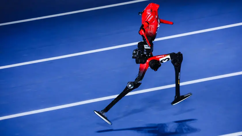 epa13184821 A humanoid robot runs during a 100m event at the 2026 World Humanoid Robot Games in the National Speed Skating Oval in Beijing, China, 22 August 2026. The 2026 World Humanoid Robot Games are being held in Beijing until 26 August. EPA/WU HAO