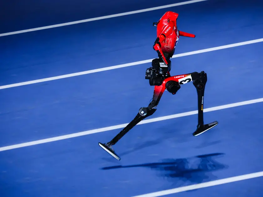 epa13184821 A humanoid robot runs during a 100m event at the 2026 World Humanoid Robot Games in the National Speed Skating Oval in Beijing, China, 22 August 2026. The 2026 World Humanoid Robot Games are being held in Beijing until 26 August. EPA/WU HAO