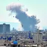 Colonne di fumo si alzano in seguito alle esplosioni causate dai missili sparati su Teheran