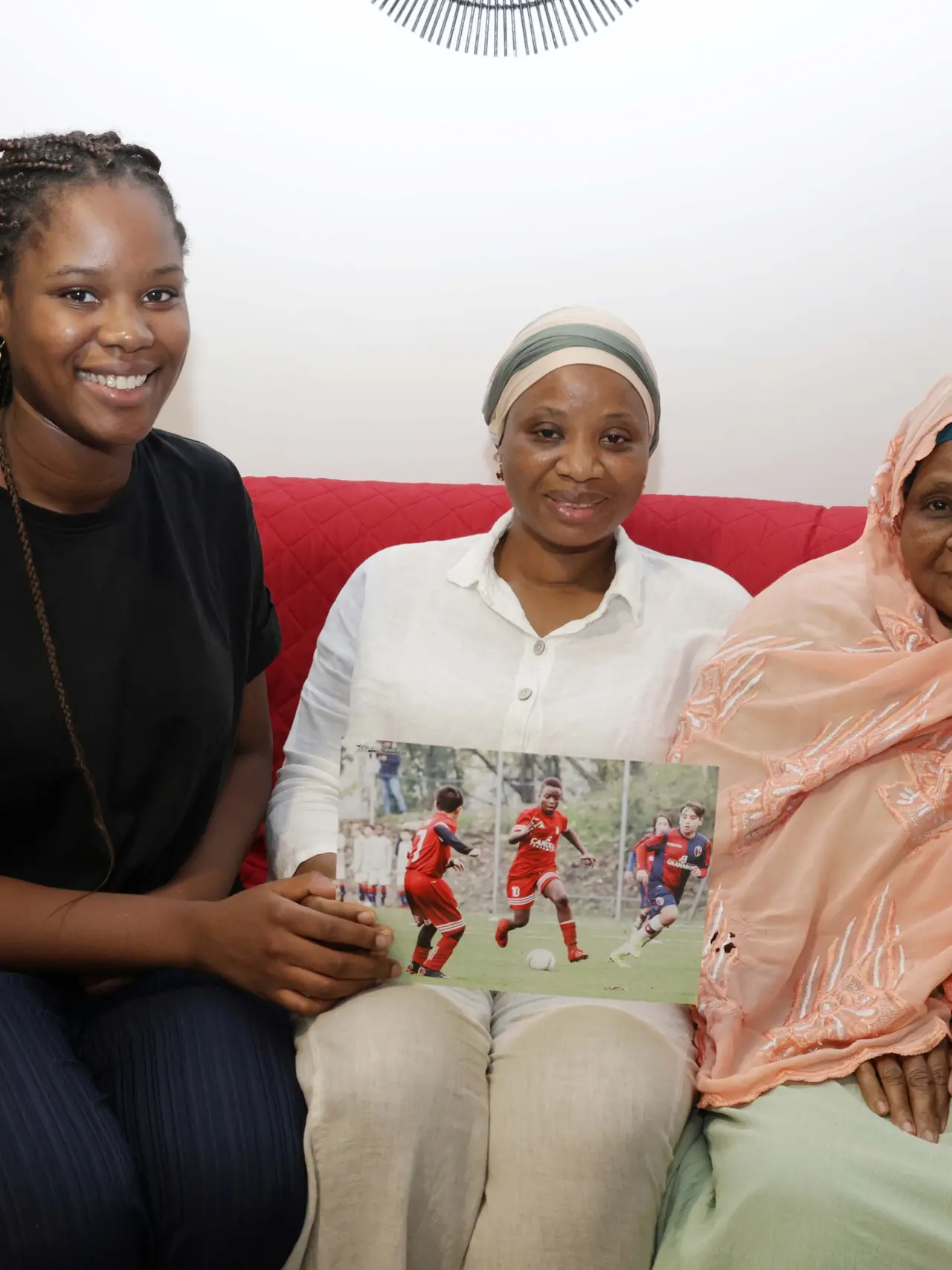 A casa di Alphadjo Cisse, al centro la mamma, con la sorella e la nonna