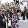 L'attrice Penélope Cruz saluta dal red carpet prima di raggiungere i fan (foto Agf)