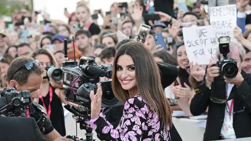 L'attrice Penélope Cruz saluta dal red carpet prima di raggiungere i fan (foto Agf)