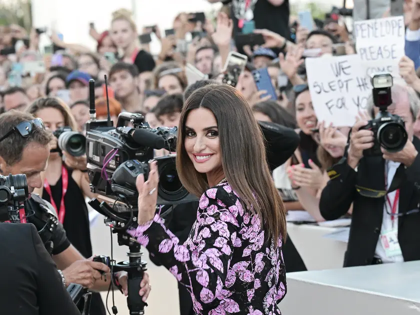 L'attrice Penélope Cruz saluta dal red carpet prima di raggiungere i fan (foto Agf)