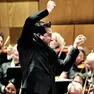 Robert Trevino mentre dirige un concerto (Foto Hakan Roejder)
