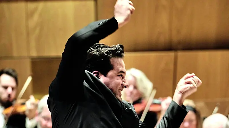 Robert Trevino mentre dirige un concerto (Foto Hakan Roejder)