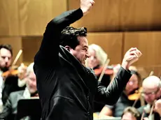 Robert Trevino mentre dirige un concerto (Foto Hakan Roejder)
