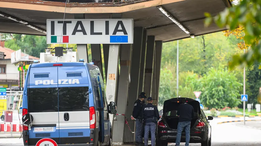 Controlli al confine di Casa Rossa tra Gorizia e Nova Gorica in un’immagine d’archivio