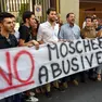 Una manifestazione contro una moschea con il vicepremier Salvini