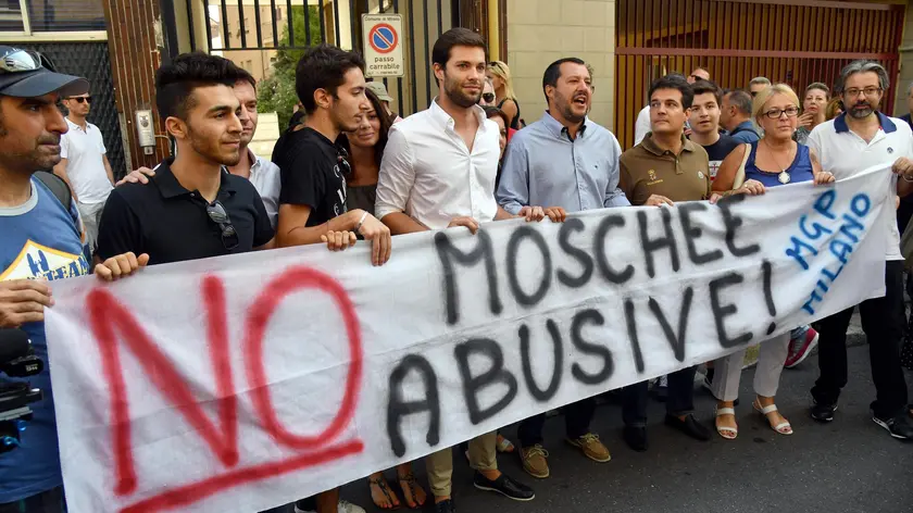 Una manifestazione contro una moschea con il vicepremier Salvini