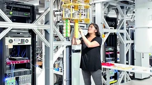 Una ricercatrice all’interno dell’Ibm quantum Lab