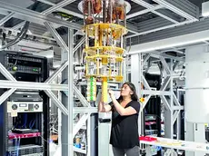 Una ricercatrice all’interno dell’Ibm quantum Lab