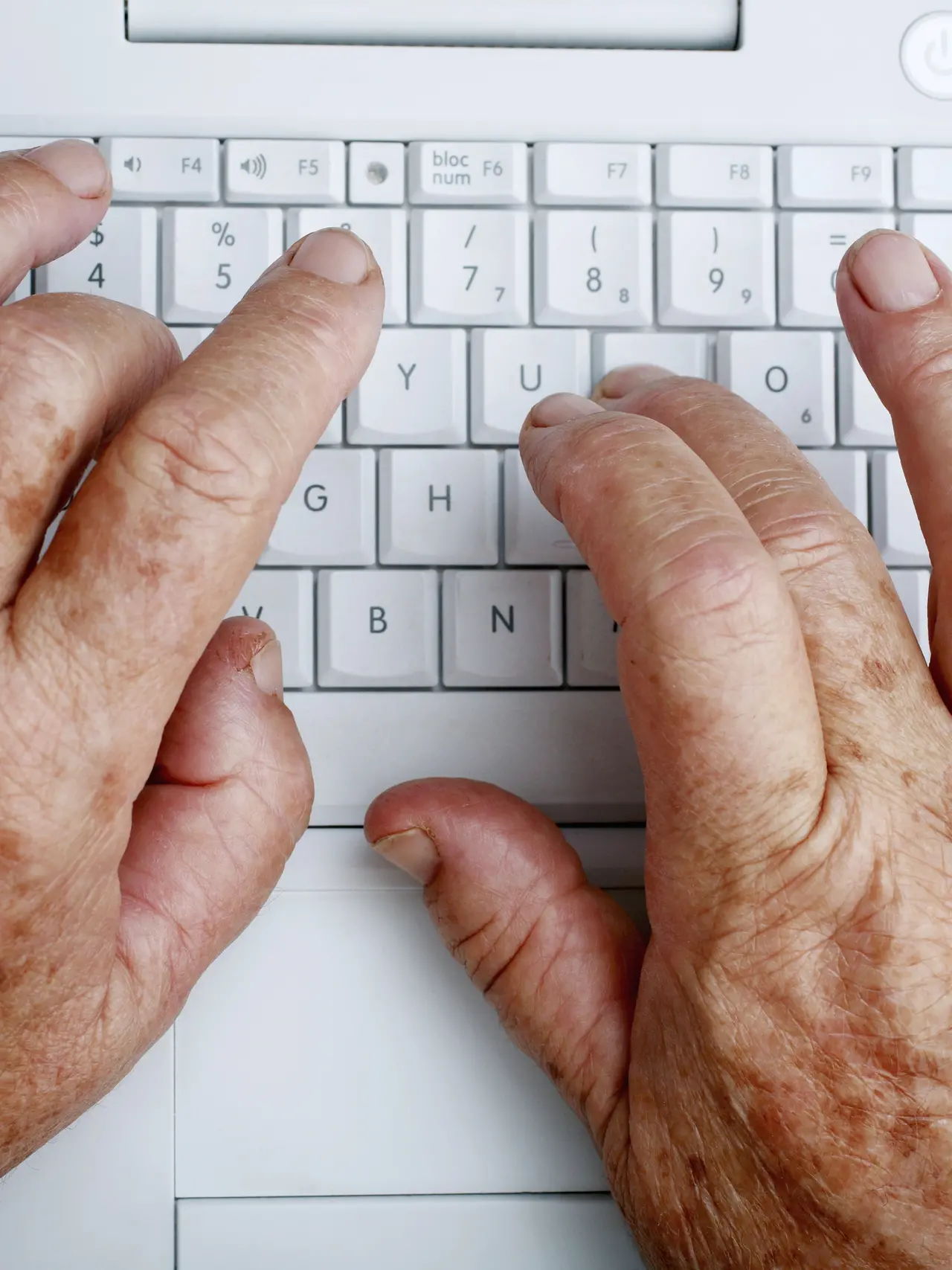 Anziano al lavoro con un computer