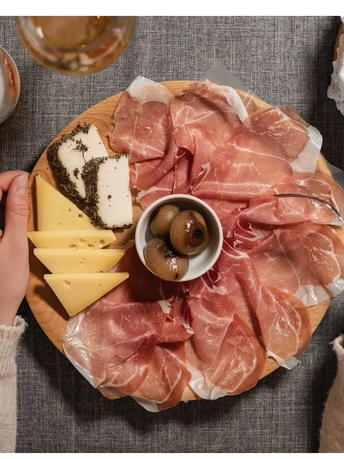 Una degustazione di prosciutto Sauris