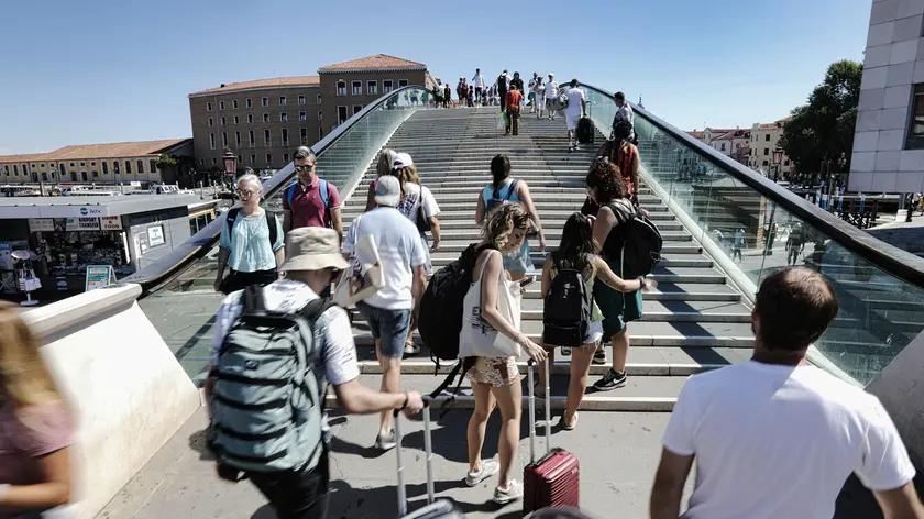 Turisti sul ponte di Calatrava
